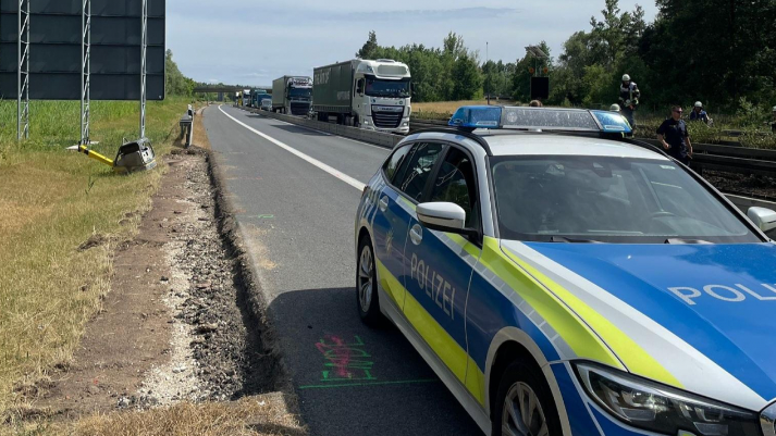 A73 bei Bamberg: Brand auf Mittelstreifen sorgt für dichten Rauch - Feuerwehr löscht Flammen