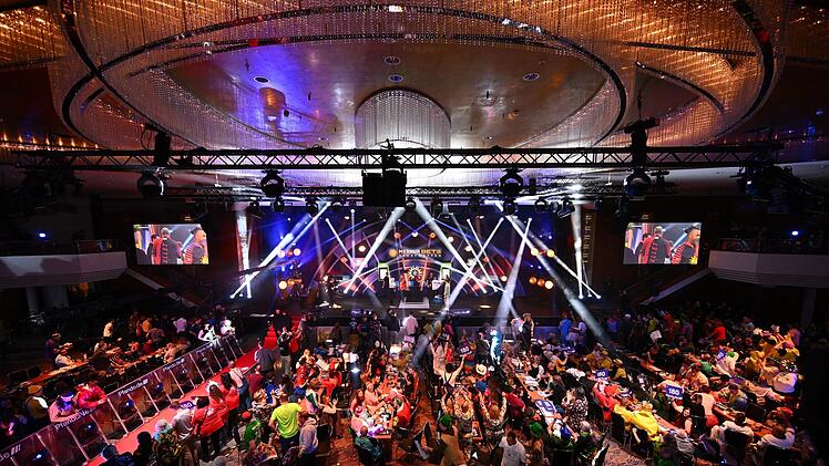 Die Stimmung im Saal ist ausgelassen, jeder Wurf wird gefeiert - oder h&ouml;hnisch kommentiert.