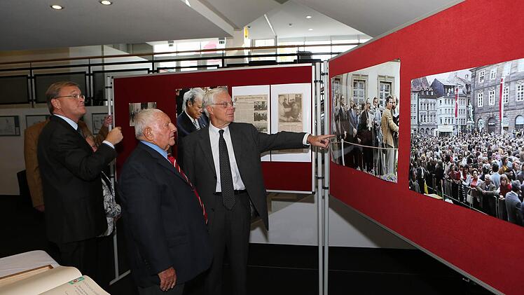 OB Andreas Starke bei der Ausstellungseröffnung neben Altbürgermeister Max Reichelt und  Hans de With als früherem Bundestagsabgeordneten