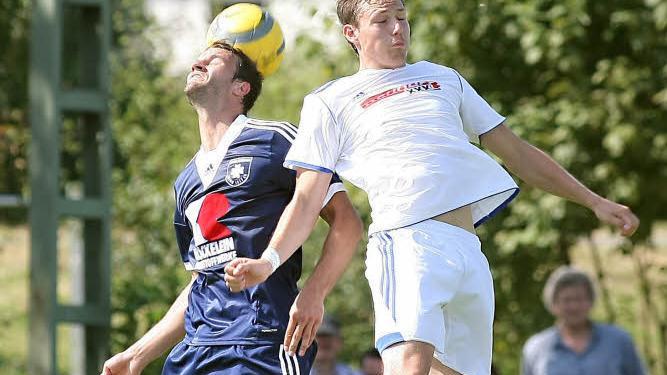Der Hirschaider Andreas Grundler (r.) scheint h&ouml;her gesprungen zu sein, aber der Ebinger Jan Dippold schafft es, seinen Kopf ins Spiel zu bringen.  Fotos: sportpress