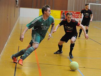 Dynamisch im Vorwärtsgang: Enrico Rauch (links) vom TSV Stangenroth zieht am Reichenbacher Michael Seith vorbei. Foto: Hopf