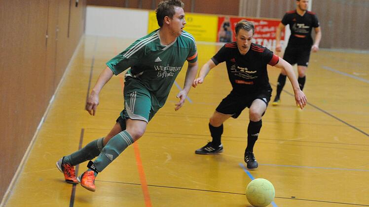 Dynamisch im Vorwärtsgang: Enrico Rauch (links) vom TSV Stangenroth zieht am Reichenbacher Michael Seith vorbei. Foto: Hopf