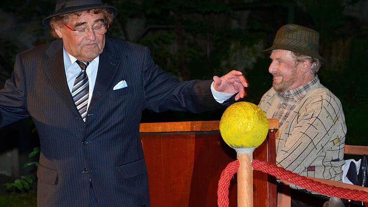 Zwei schrullige Theaterbesucher mimen (von links) Horst Thor und Jochen Leithoff.