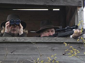 Vater und Tochter: Julia und Harm Humburg halten nach Wild Ausschau. Fotos: Ulrike Müller