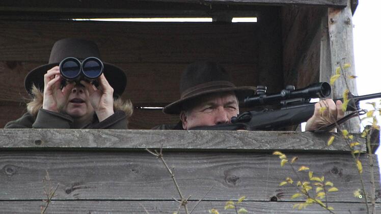 Vater und Tochter: Julia und Harm Humburg halten nach Wild Ausschau. Fotos: Ulrike Müller