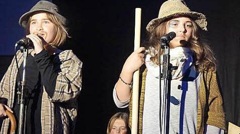 Auch die Landstreicher Pauline Finzel (links) und Laura Kuhn (rechts) sind nach Bethlehem gezogen, um das Jesuskind zu begrüßen.