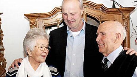 Das Jubelpaar Augustine und Georg Dresel mit Bürgermeister Gerald Brehm Foto: Johanna Blum