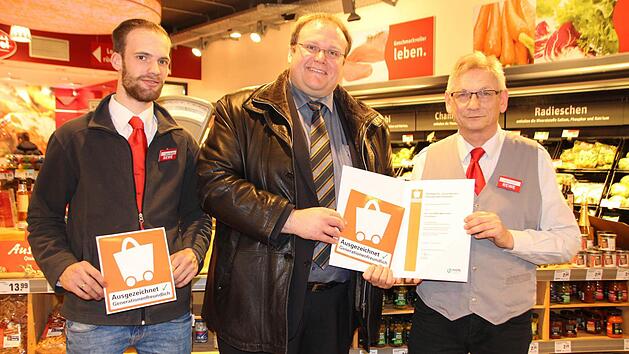Christian Anders (l.) und Reinhold Skotnik (r.) erhalten von Thorsten Becker die Urkunde. Foto: Cathérine Sykosch