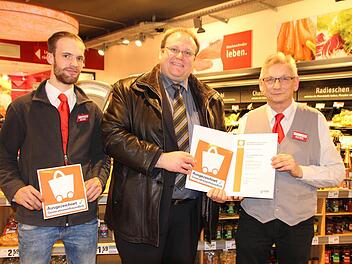 Christian Anders (l.) und Reinhold Skotnik (r.) erhalten von Thorsten Becker die Urkunde. Foto: Cath&eacute;rine Sykosch