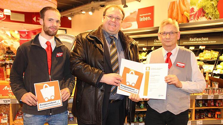 Christian Anders (l.) und Reinhold Skotnik (r.) erhalten von Thorsten Becker die Urkunde. Foto: Cathérine Sykosch