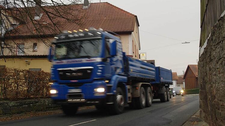 Begegnen sich an Kothens Nadelöhr zwei LKWs, befürchten die Kothener Schwierigkeiten, zudem das Staatliche Bauamt ein Tempolimit ausschließt.  Fotos: Stephanie Elm