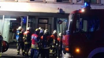 Die Einsatzkräfte vor dem Mehrfamilienwohnhaus. Foto: privat