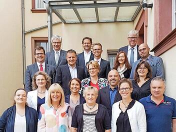 Sie übernehmen neuen Aufgaben in den Grund- und Mittelschulen in Stadt und Landkreis: zwölf Rektoren und Konrektoren.  Foto: RiegerPress