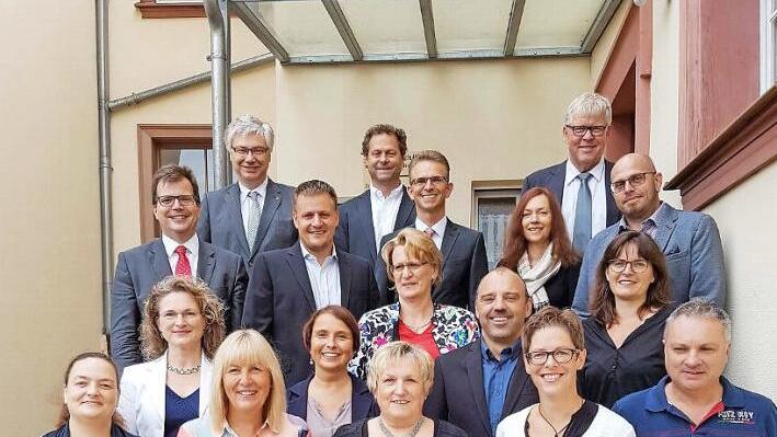 Sie übernehmen neuen Aufgaben in den Grund- und Mittelschulen in Stadt und Landkreis: zwölf Rektoren und Konrektoren.  Foto: RiegerPress