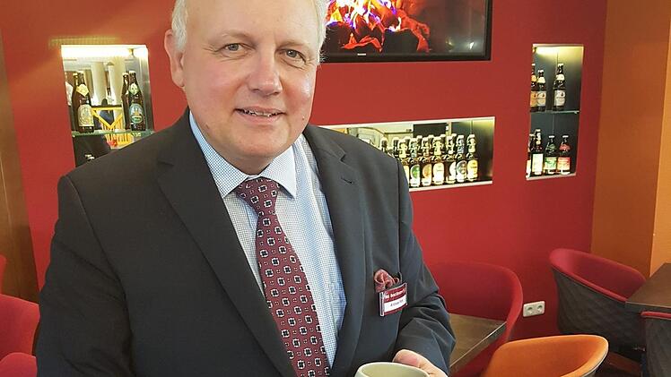 Andreas Poth zeigt den Zehn-Brauereien-Krug.