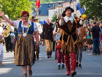 Die Schlappenkönigin 2018, Andrea Hering, führt den Umzug des 586. Schlappentages an. Der Schlappentag in Hof zählt zu den ältesten deutschen Handwerks- und Schützenfesten. Foto: Nicolas Armer/dpa