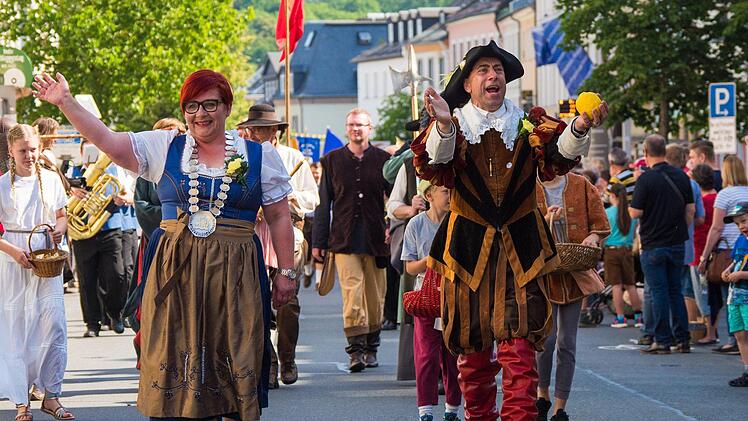 Die Schlappenkönigin 2018, Andrea Hering, führt den Umzug des 586. Schlappentages an. Der Schlappentag in Hof zählt zu den ältesten deutschen Handwerks- und Schützenfesten. Foto: Nicolas Armer/dpa