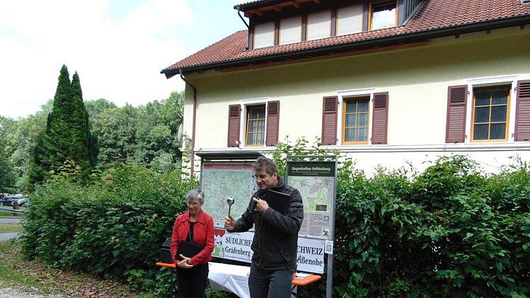 Pfarrer Andreas Hornung segnet den Weg und die Menschen, die darauf wandern. Foto: Petra Malbrich