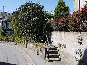 Und nun? Weil die alte Mauer vor der Rossacher Kirche bei Bauarbeiten auf der Straße einstürzen  könnte, wurde die Sanierung des Kirchenumfelds auf Eis gelegt.Berthold Köhler