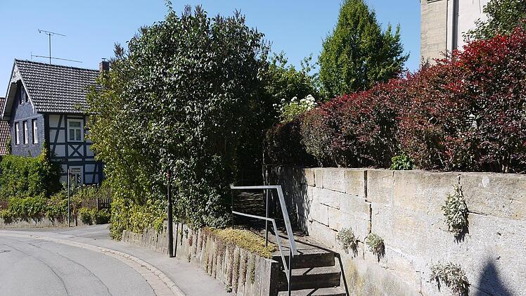 Und nun? Weil die alte Mauer vor der Rossacher Kirche bei Bauarbeiten auf der Straße einstürzen  könnte, wurde die Sanierung des Kirchenumfelds auf Eis gelegt.Berthold Köhler