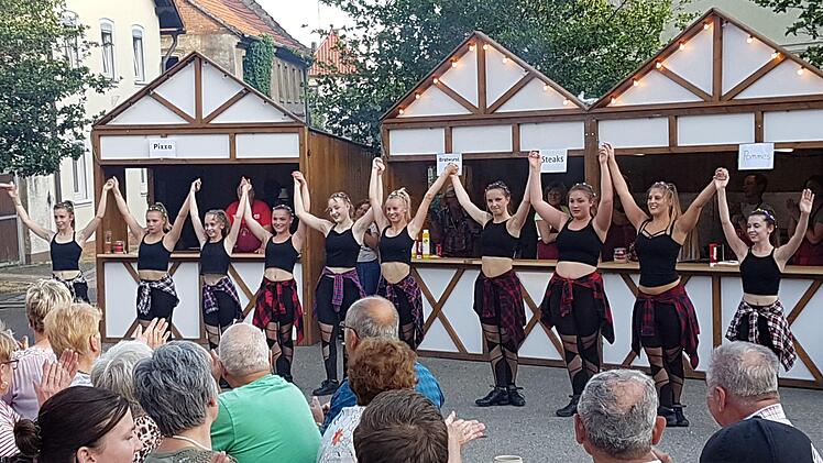 Die jungen Damen der "Magical Moves" aus Breitbrunn gaben dem begeisterten Publikum eine Kostprobe ihres tänzerischen Könnens. Helmut Schöpplein