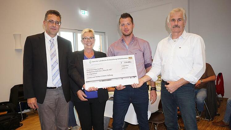 Das Amt für ländliche Entwicklung beteiligt sich mit über 600.000 Euro  am Projekt in Langenleiten. Michael Manger (Amt für ländliche  Entwicklung) überreicht an den Stiftungsvorstand, bestehend aus Brigitte  Schmidt, André Keßler und Günther Schmitt, den Scheck über die erste Rate. Foto: Marion Eckert