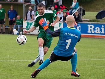 Im Hinspiel gegen den FC Geesdorf glich Friesens Nils Firnschild (grünes Trikot) den 0:1-Pausenrückstand mit diesem Schuss wieder aus. Beim 1:1 sollte es bis zum Ende bleiben.  Foto: Heinrich Weiß