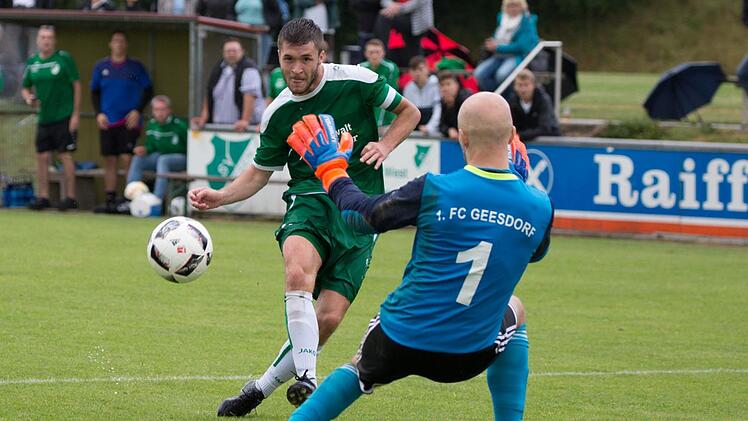 Im Hinspiel gegen den FC Geesdorf glich Friesens Nils Firnschild (grünes Trikot) den 0:1-Pausenrückstand mit diesem Schuss wieder aus. Beim 1:1 sollte es bis zum Ende bleiben.  Foto: Heinrich Weiß