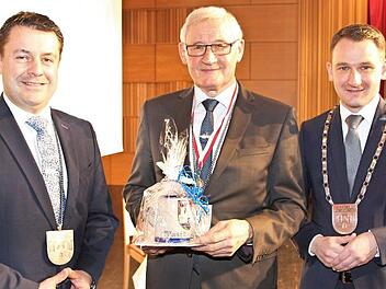 Baptist Göller (Mitte) mit Bürgermeister Johannes Maciejonczyk (rechts) und Zweitem Bürgermeister Peter Pfohlmann  Foto: Elke Pieger