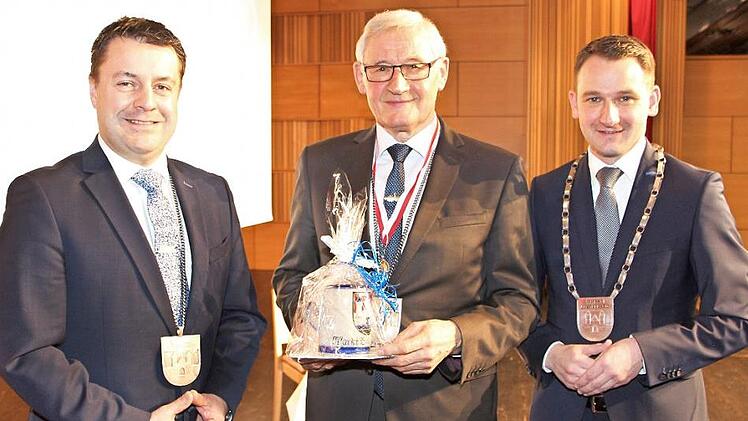 Baptist Göller (Mitte) mit Bürgermeister Johannes Maciejonczyk (rechts) und Zweitem Bürgermeister Peter Pfohlmann  Foto: Elke Pieger