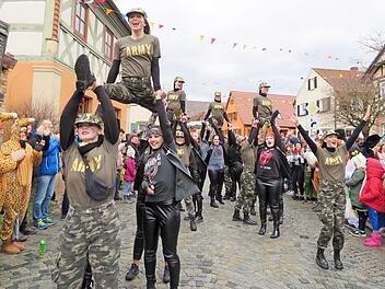 Viel Applaus vom Publikum erhielten die Mädels der Garde. Fotos: Monika Schütz