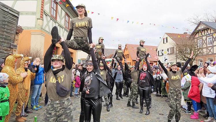Viel Applaus vom Publikum erhielten die Mädels der Garde. Fotos: Monika Schütz