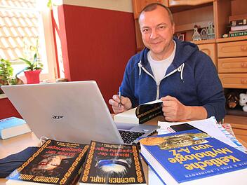 Werner Karl am Laptop in seiner Wohnung in Herreth. Hier entstehen seine Fantasy- und Science Fiction-Romane. Foto: Matthias Einwag