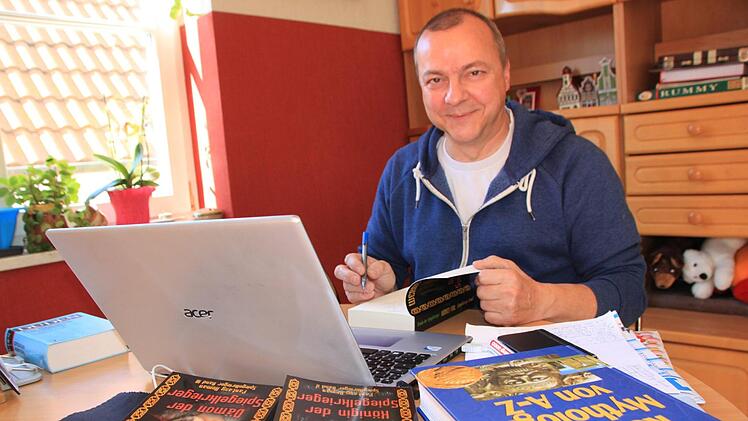 Werner Karl am Laptop in seiner Wohnung in Herreth. Hier entstehen seine Fantasy- und Science Fiction-Romane. Foto: Matthias Einwag