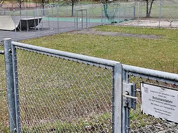 Die Skater-Anlage in Nüdlingen bleibt wegen der Pandemie geschlossen. So soll vermieden werden, dass sich hier Jugendliche treffen und sich  mit dem Coronavirus anstecken. Wie Bürgermeister Harald Hofmann in der Gemeinderatssitzung mitteilte, sei erst vor kurzem ein jüngerer Einwohner, der an Covid-19 erkrankt sei, auf die Intensivstation verlegt worden. Foto: Sigismund von Dobschütz