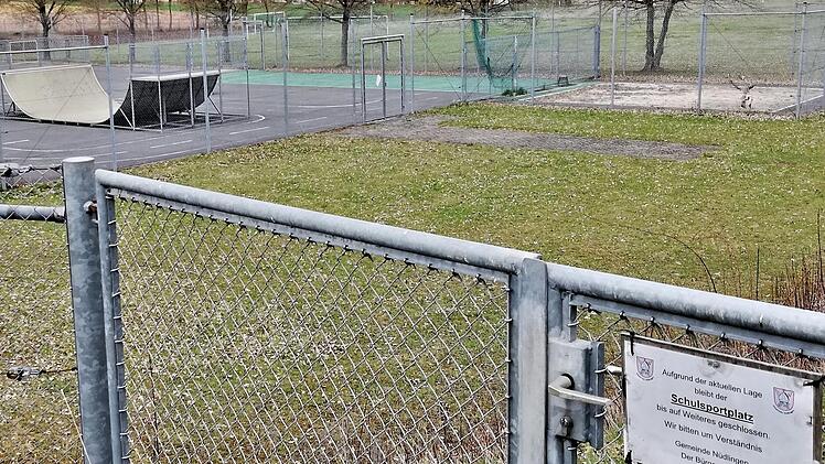 Die Skater-Anlage in Nüdlingen bleibt wegen der Pandemie geschlossen. So soll vermieden werden, dass sich hier Jugendliche treffen und sich  mit dem Coronavirus anstecken. Wie Bürgermeister Harald Hofmann in der Gemeinderatssitzung mitteilte, sei erst vor kurzem ein jüngerer Einwohner, der an Covid-19 erkrankt sei, auf die Intensivstation verlegt worden. Foto: Sigismund von Dobschütz