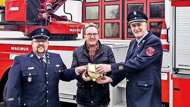 Peter Pinzel, stellv. Vorsitzender der Wehr, Ewald Maier, Vorsitzender der Sparkasse Forchheim und Stadtbrandinspektor J&uuml;rgen Mittermeier (v. l.) freuen sich &uuml;ber das Projekt.