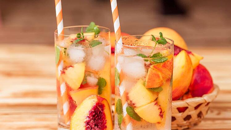 Perfekt für eine Sommer-Party: Eisteebowle mit Nektarinen