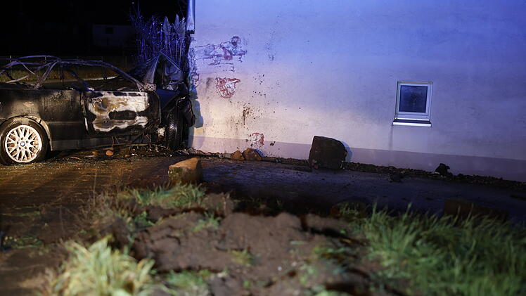 Unfall im Landkreis Führt: Auto fliegt in Hauswand und fängt zu brennen an