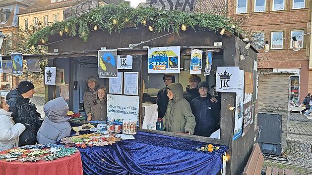 Sch&uuml;ler der 9a mit Ruth Oschmann-Hepp beim Fairen Adventsmarkt.