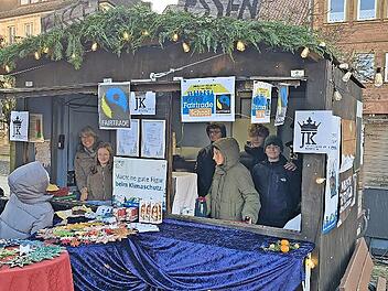 Schüler der 9a mit Ruth Oschmann-Hepp beim Fairen Adventsmarkt.