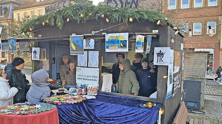 Sch&uuml;ler der 9a mit Ruth Oschmann-Hepp beim Fairen Adventsmarkt.
