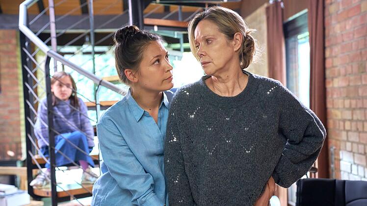 Mit Pflegerin Iryna (Irina Potapenko, links), die ihre kleine Tochter mitgebracht hat, zieht bei Sabine (Ann-Kathrin Kramer) und ihrer Familie ein "neuer Geist" ein.