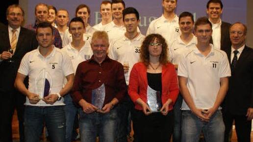 Die Mannschaft des Jahres ist der FC Augsfeld. Die Fußballer aus dem kleinen Haßfurter Stadtteil haben sich sich von der Bezirksliga hinaufgespielt in die Landesliga und wurden dafür besondera ausgezeichnet. Die Laudatoren umrahmen außerdem die Sportlerin und den Sportler des Jahres. Es sind die Kickboxerin Svenja Dietze vom SV 2000 Ebern und den Kegler Georg Rumpel von der DJK Kirchaich.