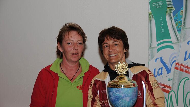 ... und Jutta Kratzel (rechts) als Vertreterin der SGB Stadtsteinach, die mit 17 Startern der teilnehmerstärkste Verein war.