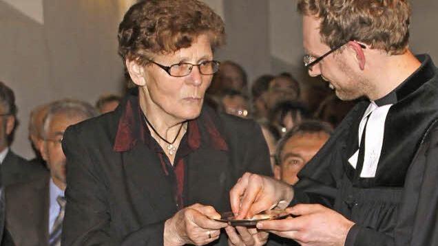 Erna Backof mit ihrem Dienstherrn Pfarrer Michael Maul