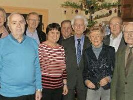 Langjährige Mitglieder des BLLV Kreisverbands ehrte Vorsitzender Matthias Weinberger (rechts) beim Weihnachtstreffen. Foto: Sabine Weinbeer