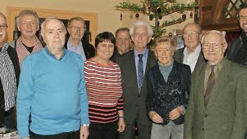 Langjährige Mitglieder des BLLV Kreisverbands ehrte Vorsitzender Matthias Weinberger (rechts) beim Weihnachtstreffen. Foto: Sabine Weinbeer