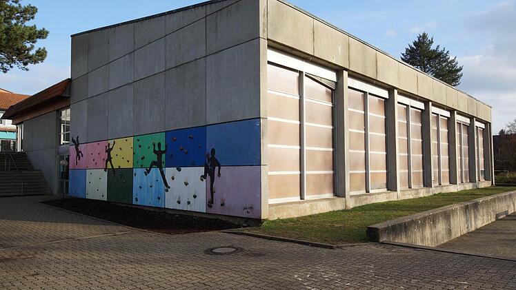 Die Turnhalle bekommt eine neue Fassade. Die Fenster reichen künftig nicht mehr bis zum Boden.