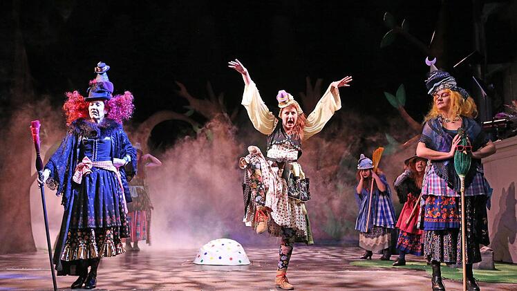 "Die kleine Hexe" lockte in 51 Vorstellungen fast 24.000 Besucher ins Coburger Landestheater.Foto: Henning Rosenbusch